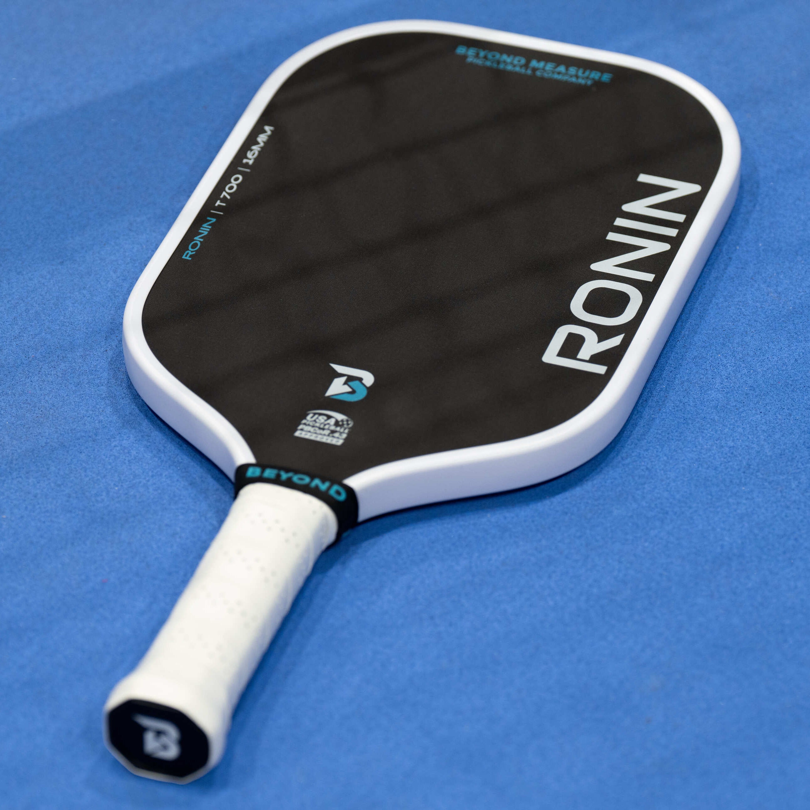 RONIN paddle on court